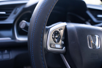 Pokrowiec na kierownicę nakładka z niebieskim szyciem