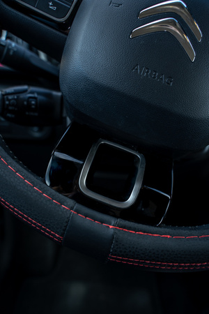 Pokrowiec na kierownicę nakładka z czerwonym szyciem