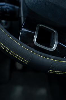 Pokrowiec na kierownicę nakładka z żółtym szyciem