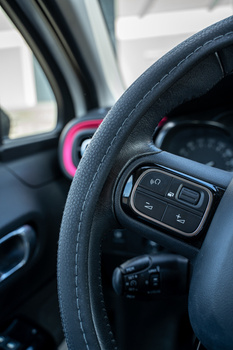 Pokrowiec na kierownicę nakładka z szarym szyciem